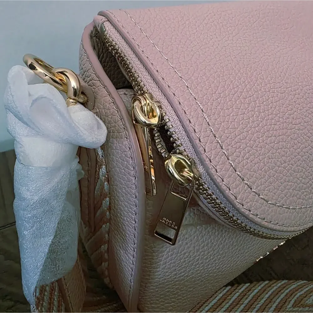 Marc Jacobs compact pebbled